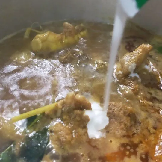 Masuk kan santan aduk aduk