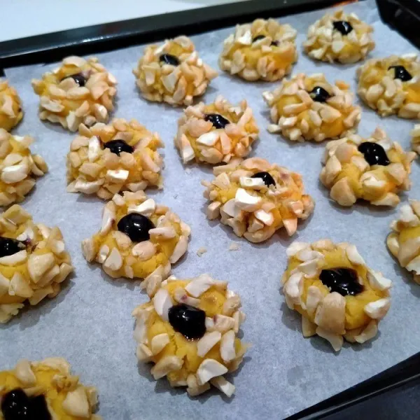 Tekan tengahnya dengan telunjuk, isi dengan selai blueberry. Lalu panggang dengan api 160° selama 40 menit. Setelah matang, keluarkan dari oven. Siap disantap.