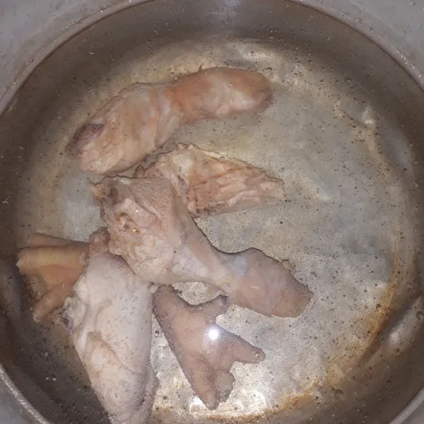 Cuci bersih ayam,rebus ayam sampai mendidih. Lalu buang airnya, Ganti air ,lalu rebus kembali ayam sampai mendidih.