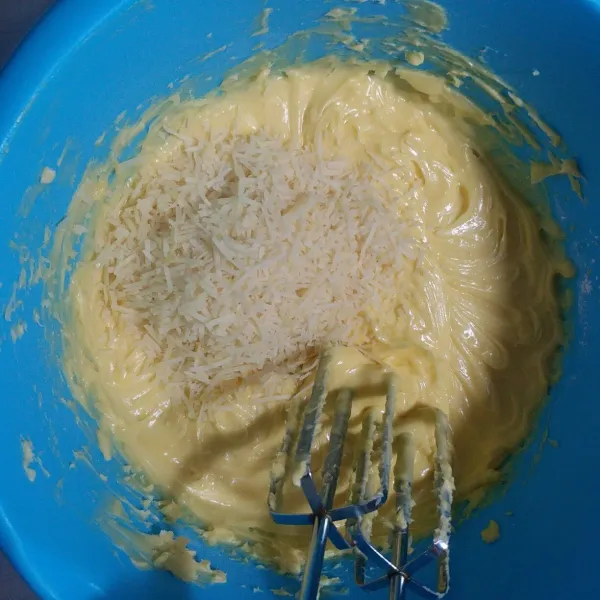 Tambahkan keju edam mixer sampai rata.