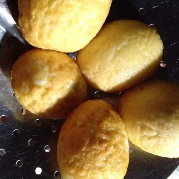 Kupas telur kemudian goreng sampai berkulit. Di tahapan ini telur boleh digoreng tidak digoreng juga tidak apa-apa.
