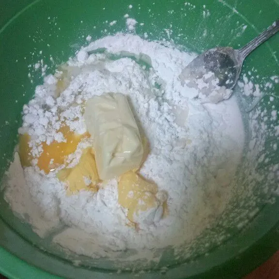 Dalam wadah campur semua bahan, kecuali minyak goreng.