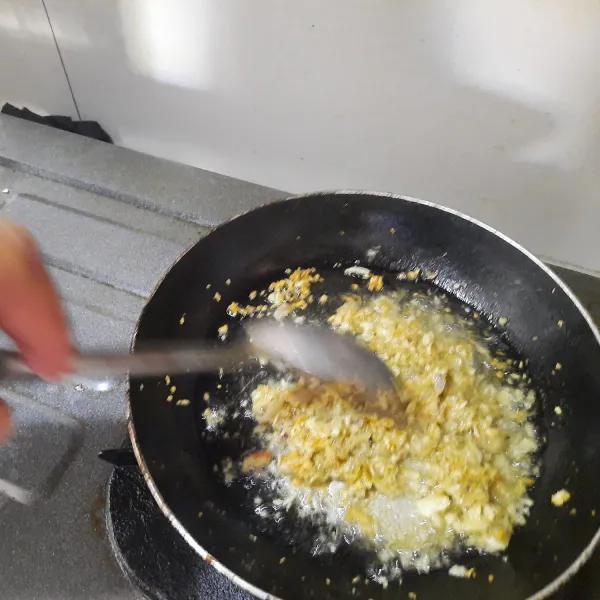 Siapkan minyak goreng secukupnya, tumis bumbu tumbuk hingga harum.