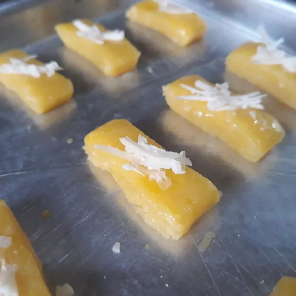 Olesi dengan kuning telur dan beri keju di atasnya.