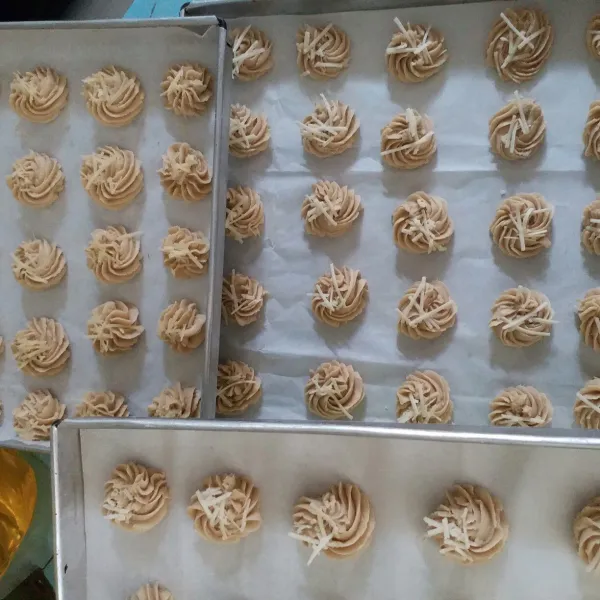Semprotkan adonan ke dalam loyang yang sudah dialasi baking paper. Oven selama 40 menit.