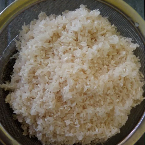 Cuci beras kemudian tiriskan.