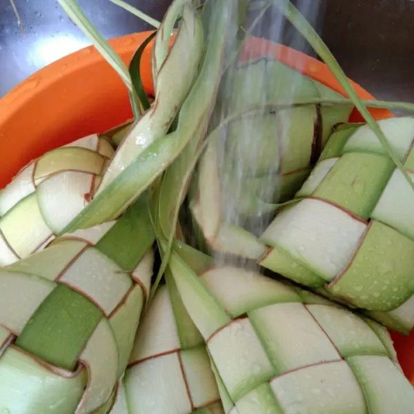 Cuci bersih kulit ketupat pada air mengalir, sisihkan.
