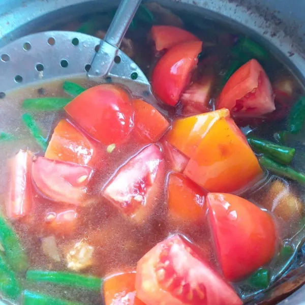 Bubuhi lada, garam, gula kelapa, air asam jawa, kecap manis, aduk rata. Terakhir masukkan tomat, aduk rata dan masak sebentar lagi sampai tomat agak layu. Sajikan.