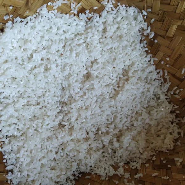 Cuci bersih beras lalu tiriskan.