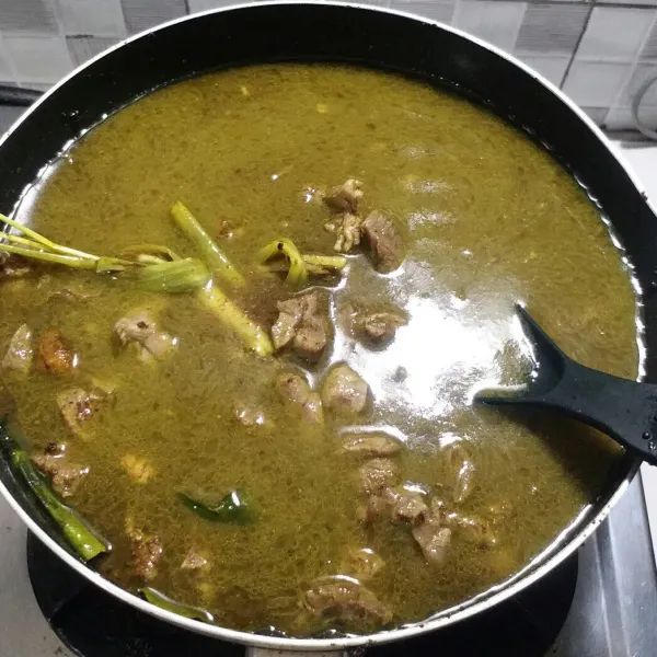 Tambahkan air, gula, garam, dan kaldu bubuk. masak hingga matang dan daging empuk.
