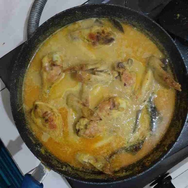 Masak sampai sayap matang dan bumbu meresap. Koreksi rasa dan angkat. Sajikan