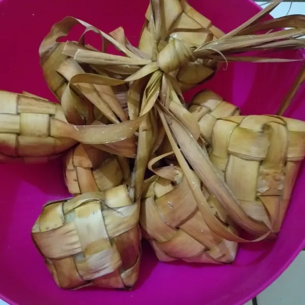 Setelah matang ketupat dapat dimakan dengan aneka hidangan. Selamat mencoba 👌👌👌