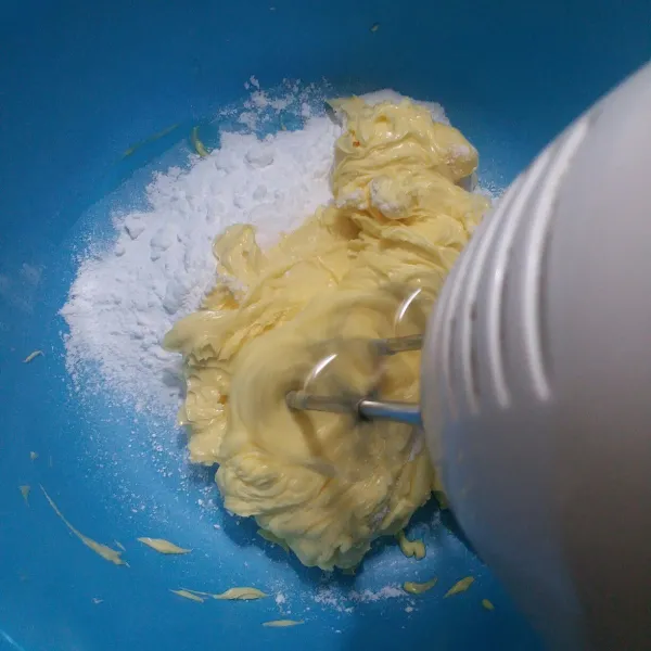 Mixer butter, margarine dan gula halus selama 1 menit.