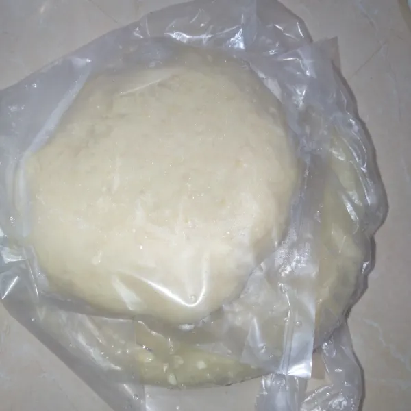 Keluarkan pizza Frozen dari kulkas lalu biarkan suhu ruang.