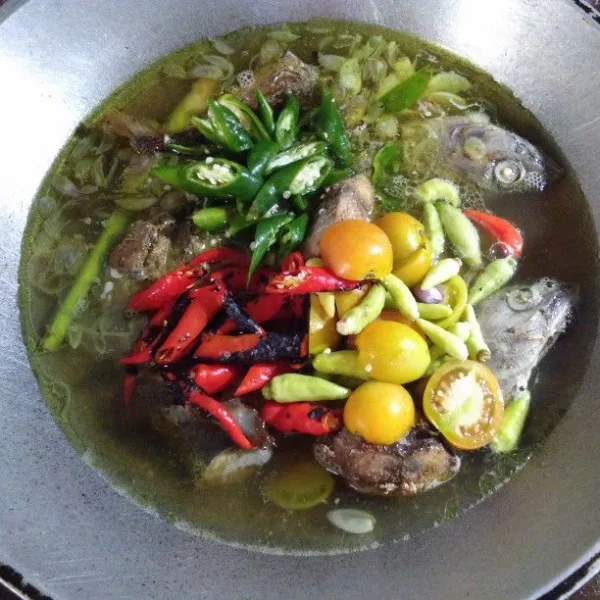 Tambahkan Cabai iris, cabai utuh dan tomat, masak 2 menit.