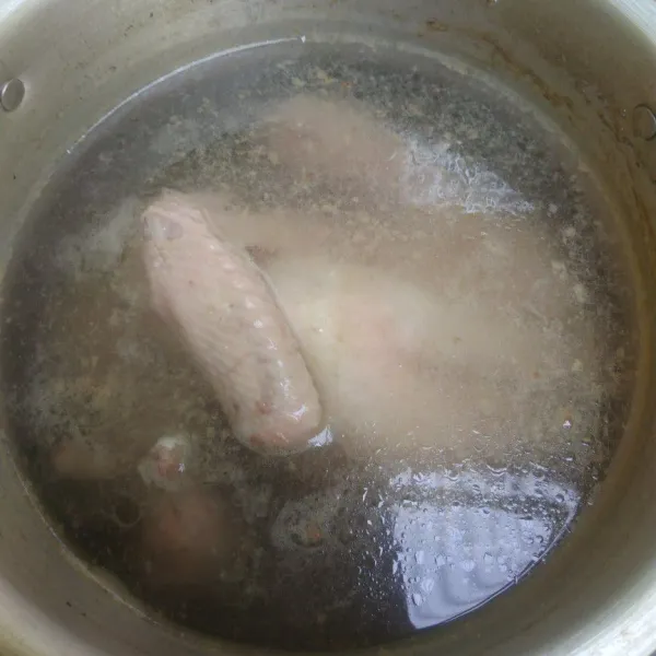 Didihkan air, rebus ayam.