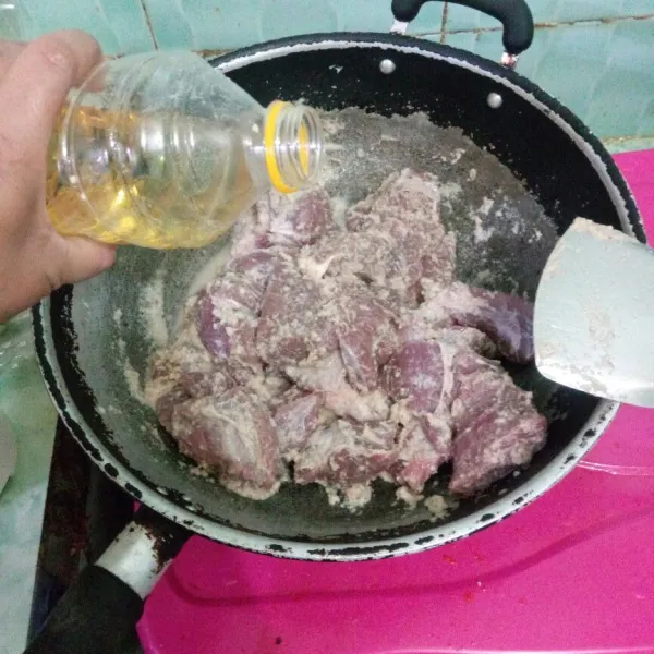 Tambahkan minyak goreng.