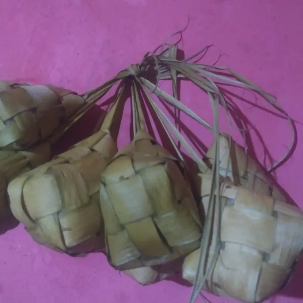 Langsung gantungkan, agar ketupat tidak mudah basi. Siap disajikan untuk sajian lebaran.