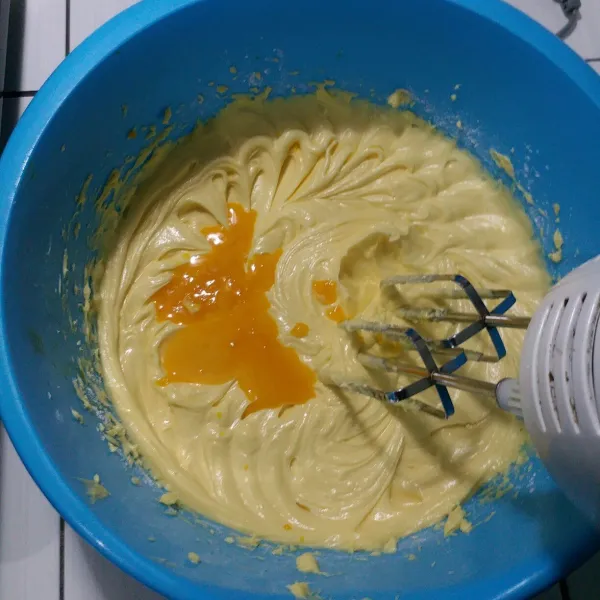 Mixer mentega, margarine, gula halus sampai pucat, lalu masukkan kuning telur, kocok lagi sampai tercampur rata.