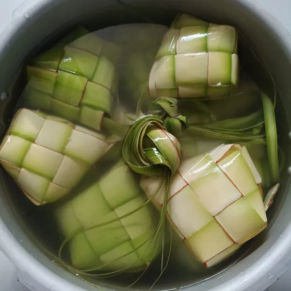 Masukkan ke dalam panci presto, beri air sampai terendam semua.