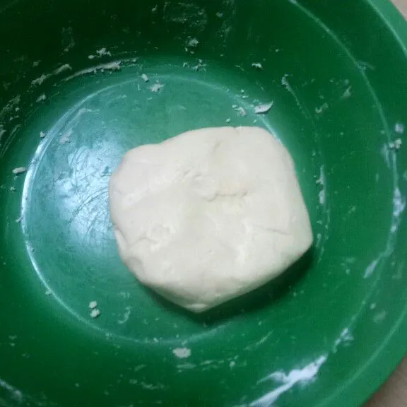 Aduk hingga adonan kalis dan bisa dibentuk.