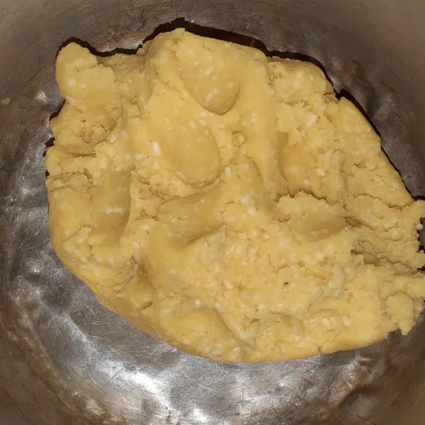 Tambahkan kuning telur, aduk dan masukkan tepung terigu lalu uleni hingga kalis.