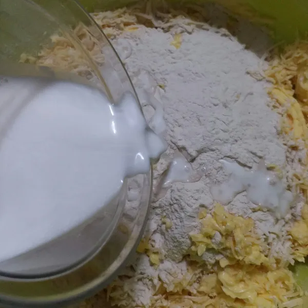 Masukkan tepung sagu secara bertahap. Lalu masukkan santan, aduk lagi hingga rata.