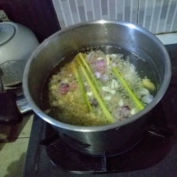 Masukkan air dalam panci, masukkan bawang merah dan putih, serai, jahe dan lengkuas.