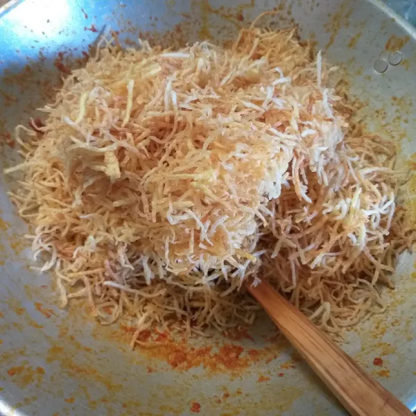 Setelah sambal hampir dingin, masukkan kentang goreng dan aduk perlahan sampai merata.