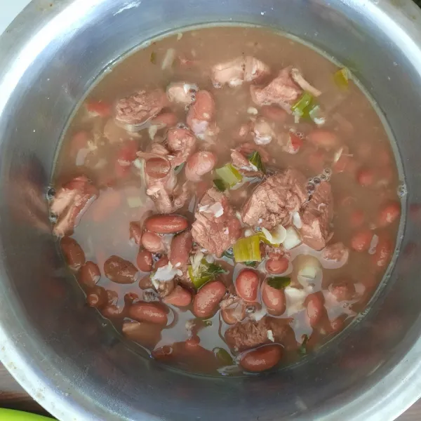 Sup kacang merah daging sapi siap dihidangkan.