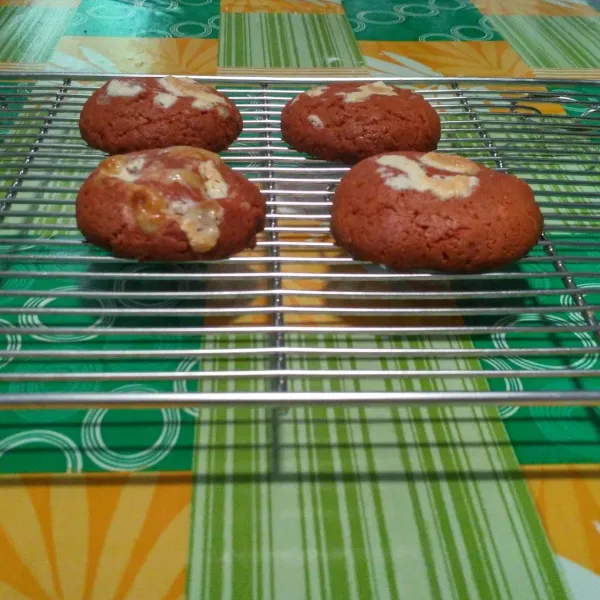Jika sudah matang dinginkan di cooling rack.