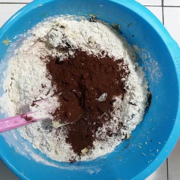 Masukkan tepung terigu, susu bubuk, maizena dan coklat bubuk, aduk sampai rata.