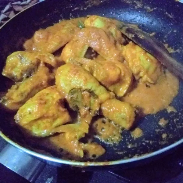 Masak hingga bumbu menyusut.