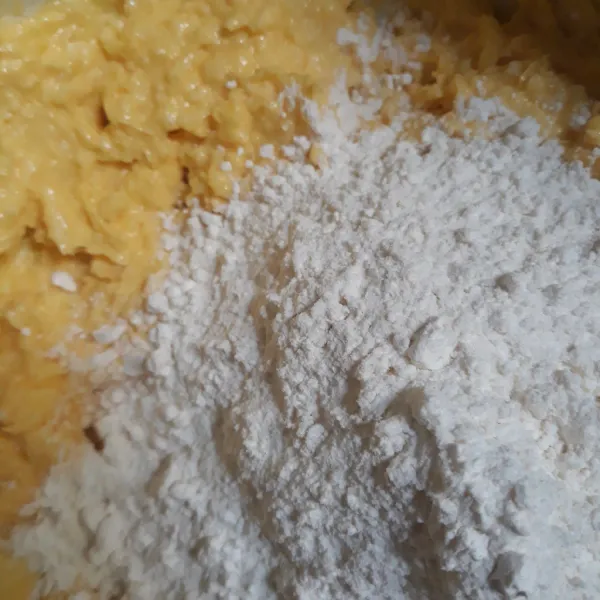Campurkan tepung terigu, susu bubuk, dan tepung maizena. Masukkan ke dalam adonan. Aduk dan uleni sebentar.