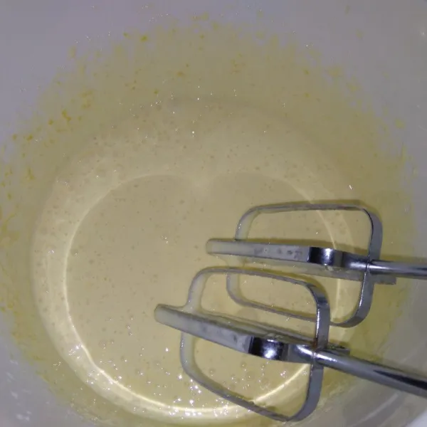 Kocok margarin, gula halus dengan mixer kecepatan rendah, tambahkan telur hingga bercampur rata.