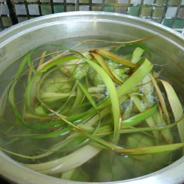 Setelah mendidih, masukkan garam dan ketupat. Kemudian tutup panci. Rebus selama 5 menit. Matikan api diamkan selama 30 menit jangan buka tutup panci. Setelah 30 menit rebus kembali selama 15 menit. Angkat dan tiriskan.