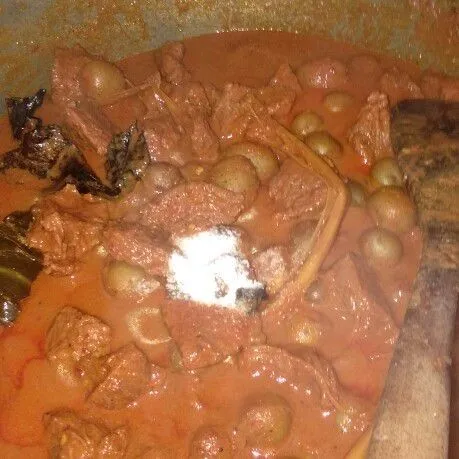 Masukan galendo(kelapa gongseng tumbuk),garam dan gula aduk aduk sampai rendang kering. Sajikan.
