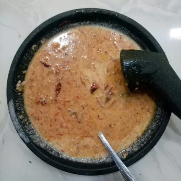 Tuangkan rebusan santan pada bumbu halus. Aduk sampai tercampur.