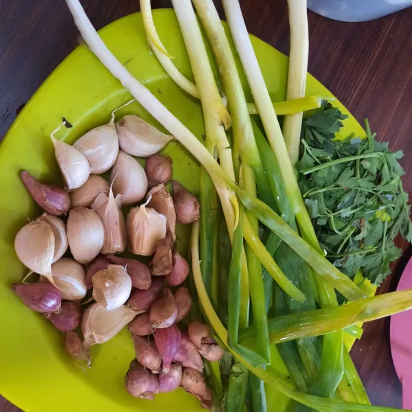 Siapkan bawang putih, bawang merah, daun bawang, daun seledri.