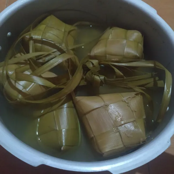 Setelah kompor dimatikan, biarkan dalam panci sampai tutup panci prestonya bisa dibuka, lalu angkat.