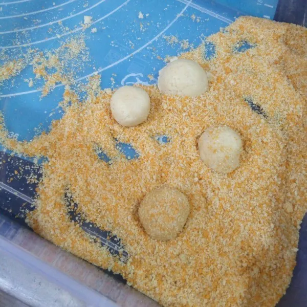 Ambil sedikit adonan (bisa ditimbang kalau ingin ukuran sama). Bentuk bulatan, lalu masukkan kedalam tepung panir. lakukan hingga habis.