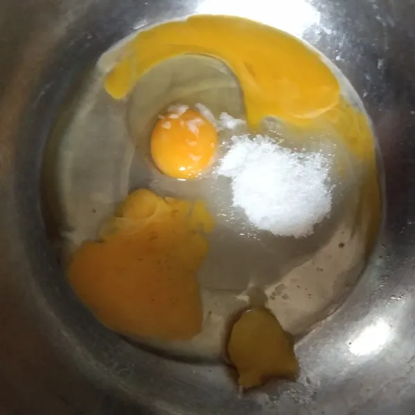 Masukan telur, gula, sp dan vanili. Mixer sampai mengembang.
