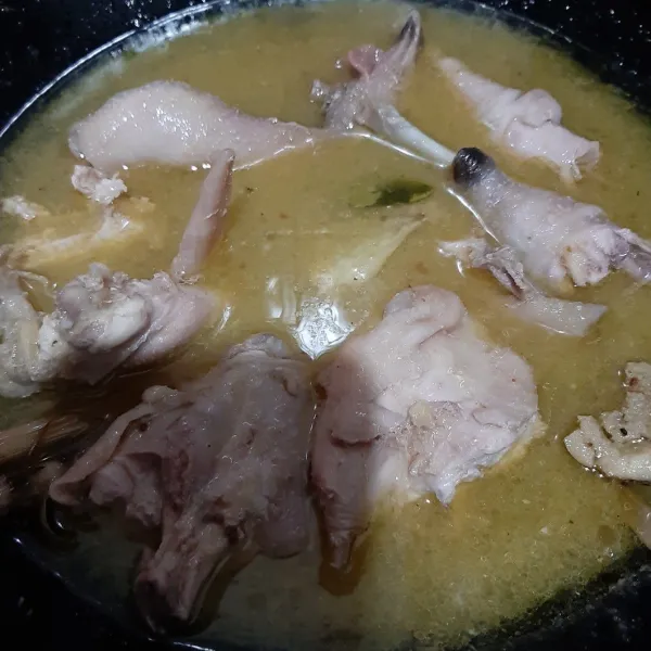 Masukan ayam rebus tadi ke dalam wajan bumbu.