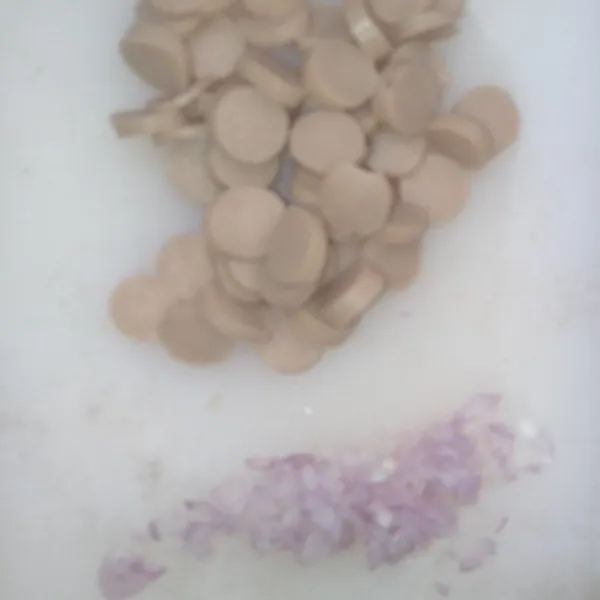 Potong-potong sosis dan cincang halus bawang merah.