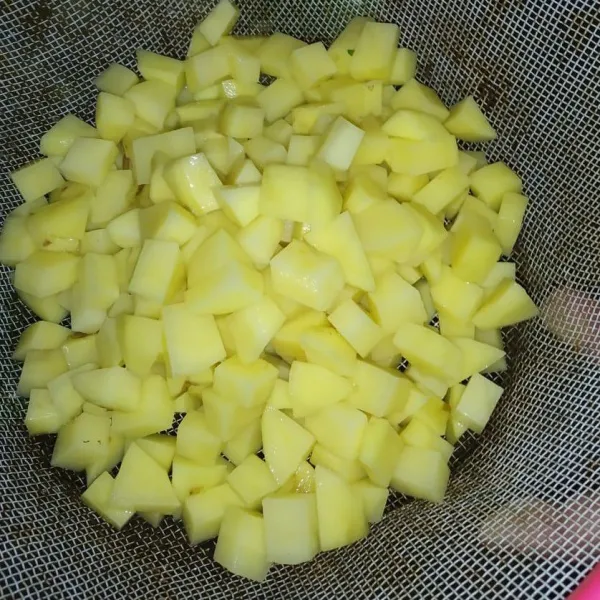 Potong dadu kentang dan cuci hingga bersih.