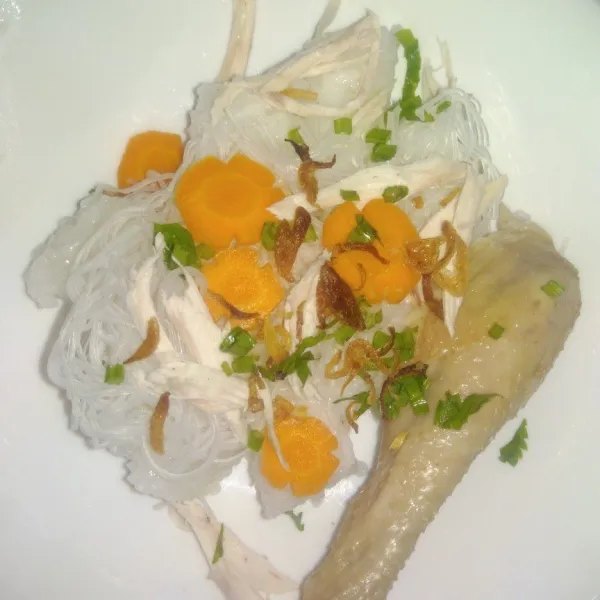 Penyajian, potong ketupat/lontong. beri bihun, wortel, suiran / potongan ayam, potongan telur, daun seledri dan bawang goreng siram dengan kuah. Sajikan.