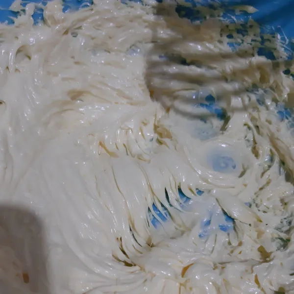 Mixer margarin dan butter hingga lembut saja, tidak sampai putih.