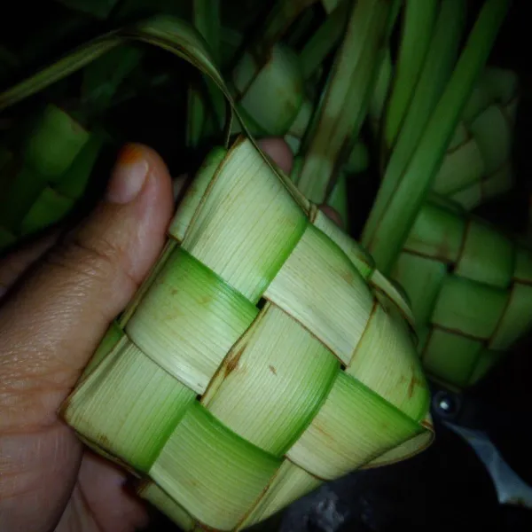 Sambil menunggu beras tiris, cek seluruh cangkang ketupat dan rapat kan kembali.