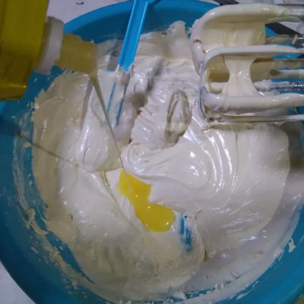 Masukkan margarin dan skm secara bergantian sambil dimixer kecepatan rendah.