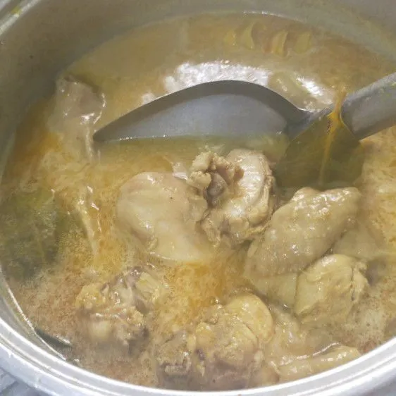 Aduk rata tambahkan garam gula dan penyedap rasa masak sampai bumbu meresap dan ayam matang